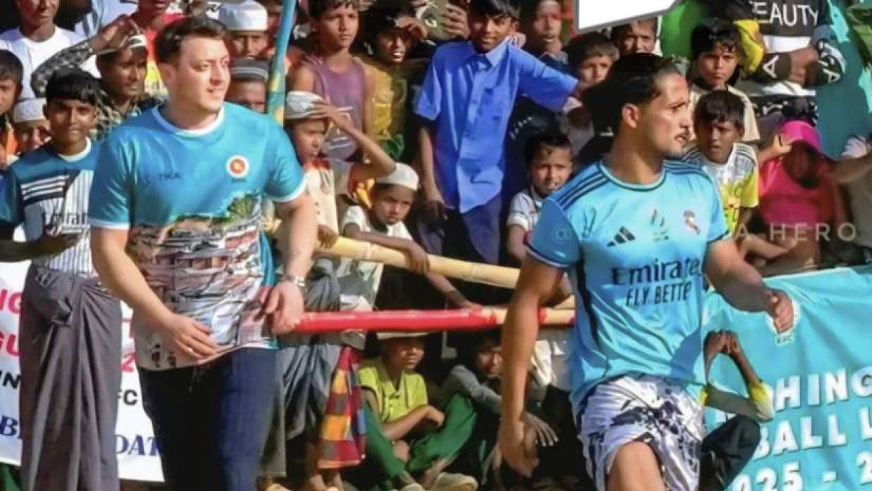 রোহিঙ্গা আশ্রয়শিবিরে ফুটবল খেললেন মেসুত ওজিল 