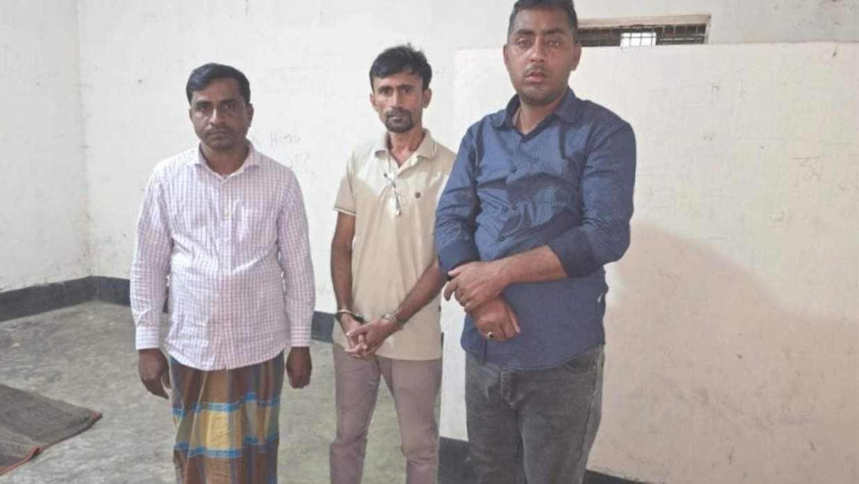 নেত্রকোনায় ট্রান্সপোর্ট এজেন্সি ও ফার্মেসি থেকে অবৈধ স্পিরিটসহ আটক ৩