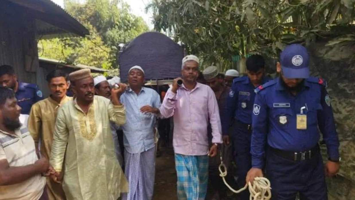 প্যারোলে মুক্তি, হাতকড়া পরেই মায়ের শেষ বিদায়ে দুই আওয়ামী লীগ নেতা