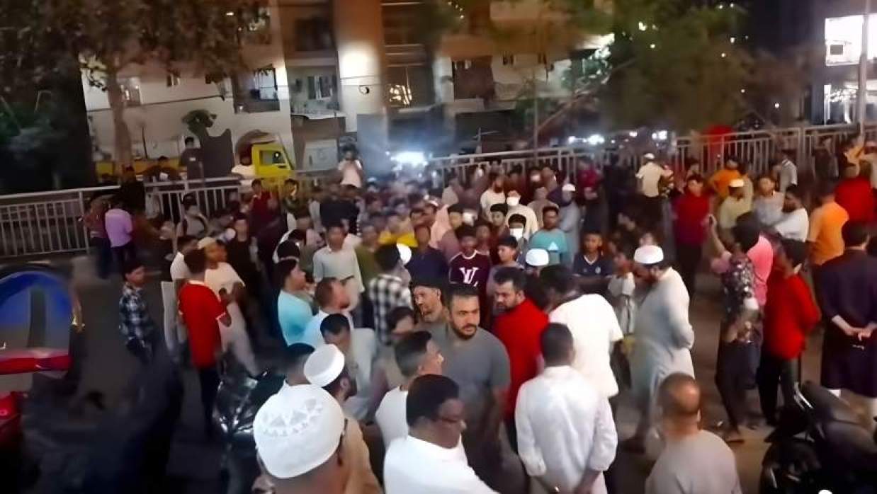 চাঁদাবাজির প্রতিবাদে রাজধানীতে থানা ঘেরাও