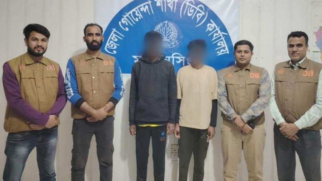 ডিবির কাছে গ্রেপ্তার হওয়া দুইজন