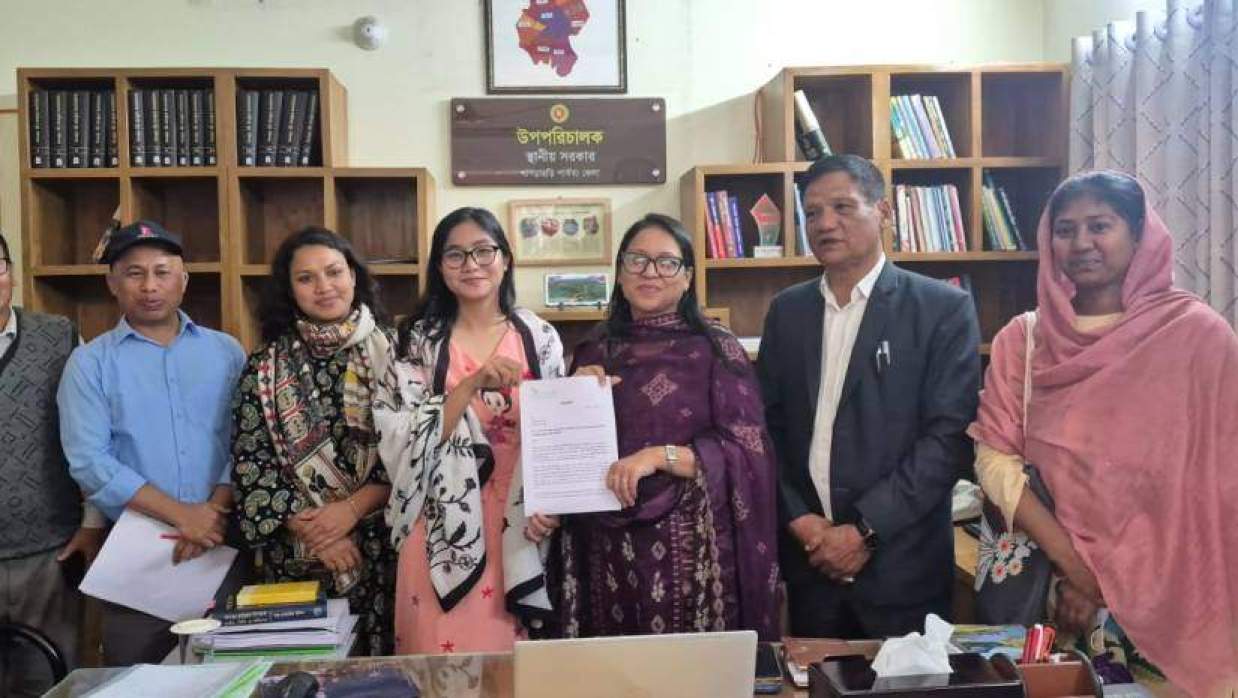 খাগড়াছড়িতে ‘১০ লাখ রুফটপ সোলার’ বাস্তবায়নের দাবিতে স্মারকলিপি