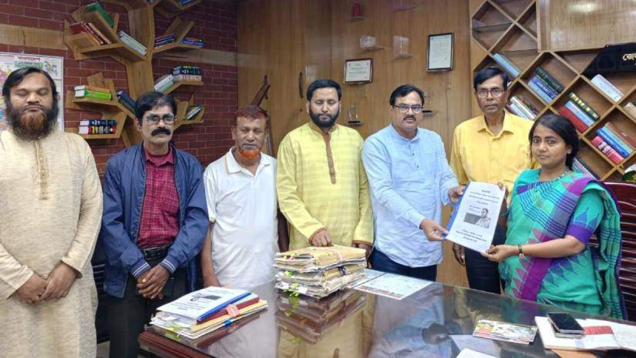 জেলা প্রশাসক নাজমুন আরা সুলতানার কাছে স্মারকলিপি দিচ্ছেন ক্যাব জেলা কমিটির সদস্যরা