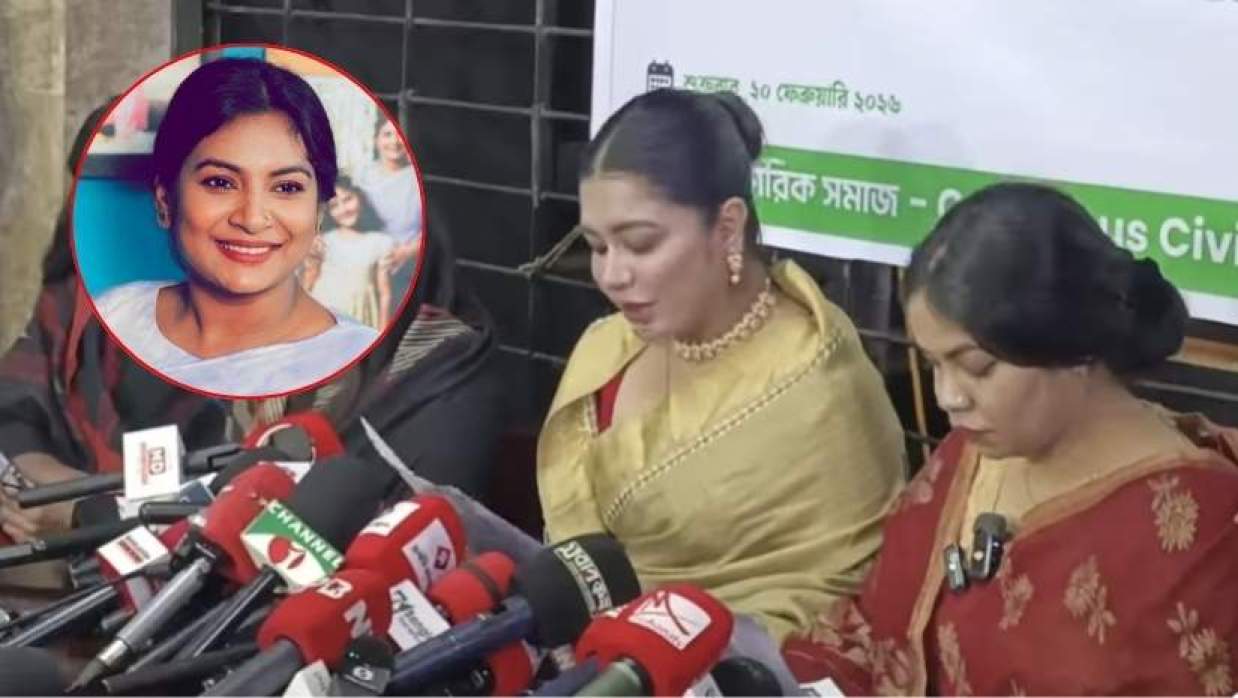 শুক্রবার এক সংবাদ সম্মেলনে জামায়াতের নিবন্ধন বাতিলের দাবিতে প্রধানমন্ত্রীকে দেওয়া স্বারকলিপি পাঠ করেন রোবাইয়াত ফাতিমা তনি, ইনসেটে নীলা ইসরাফির