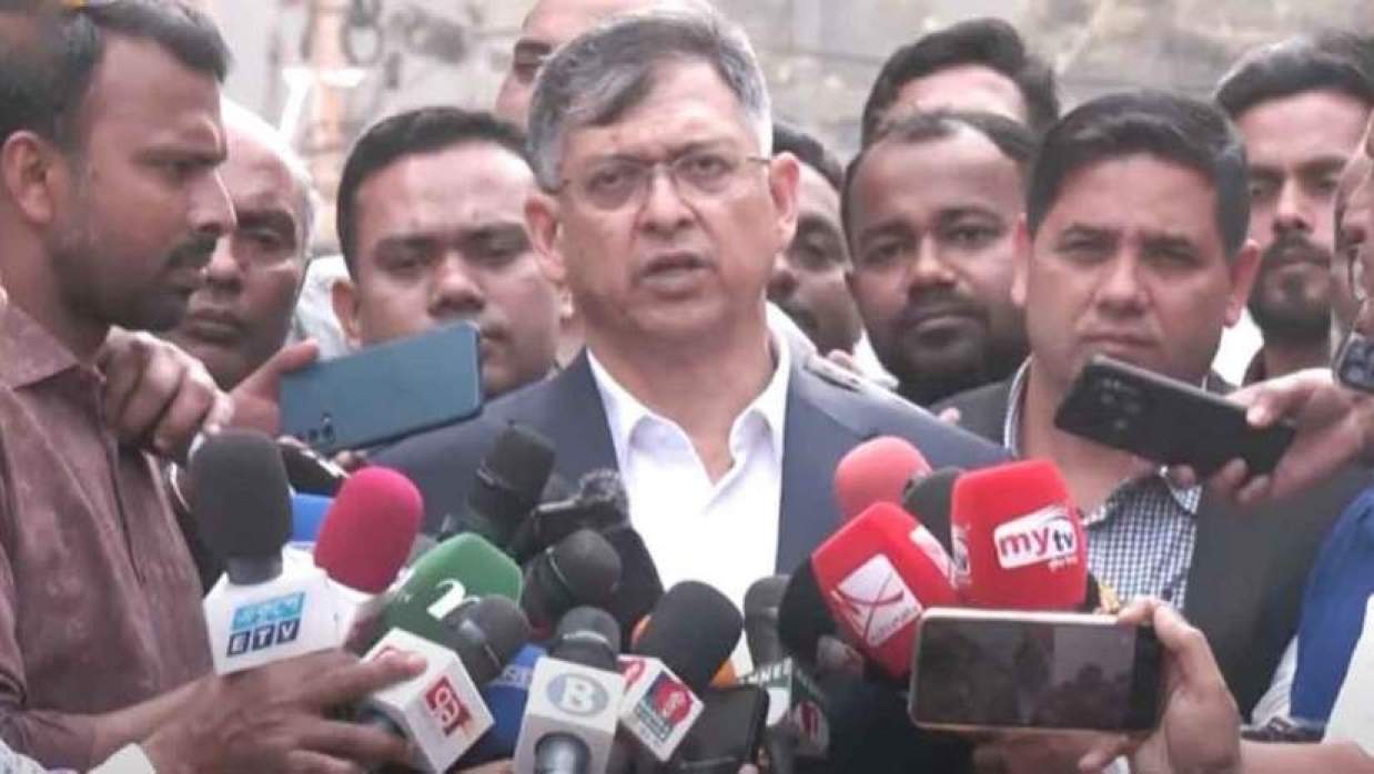 কথা বলছেন স্বরাষ্ট্রমন্ত্রী সালাহউদ্দিন আহমদ