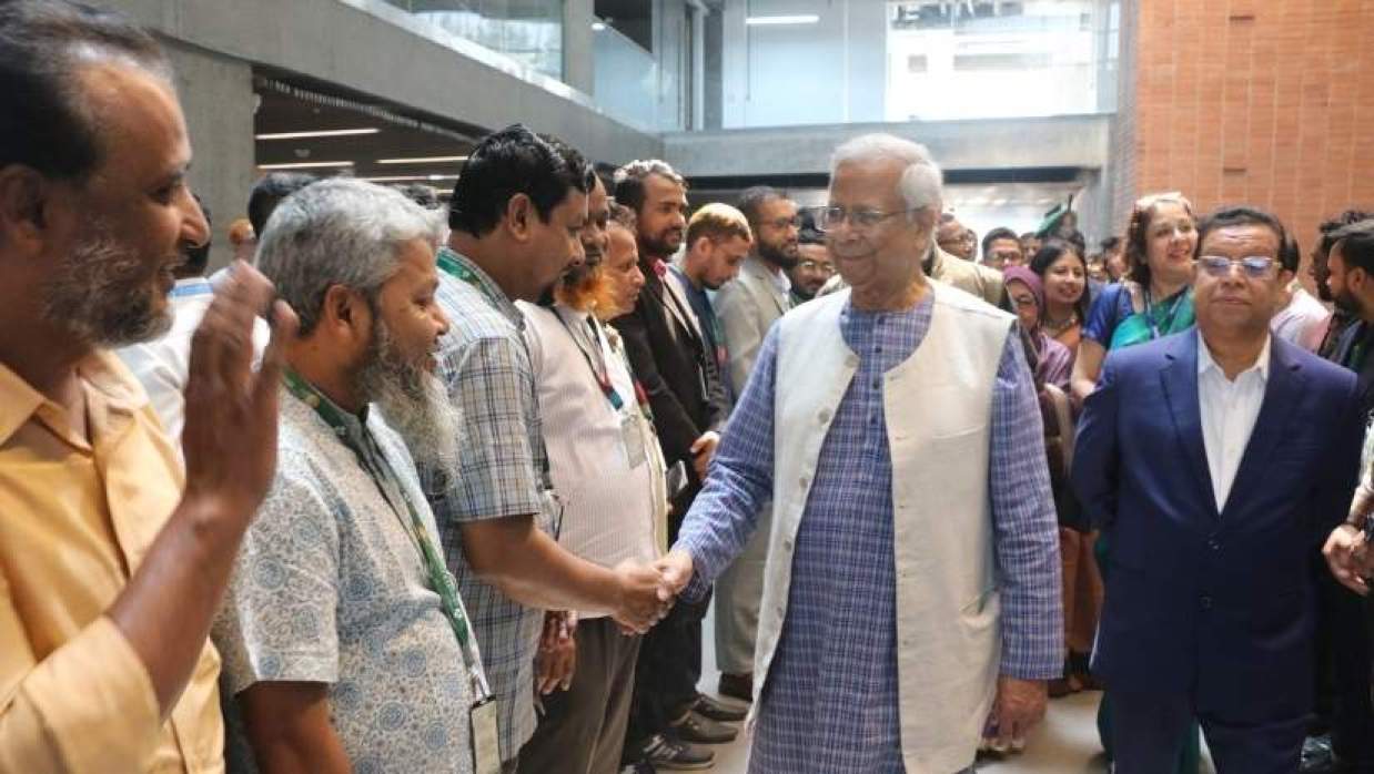 পুরোনো কর্মস্থলে ফিরে সহকর্মীদের সঙ্গে সাক্ষাৎ করেন ড. মুহাম্মদ ইউনূস