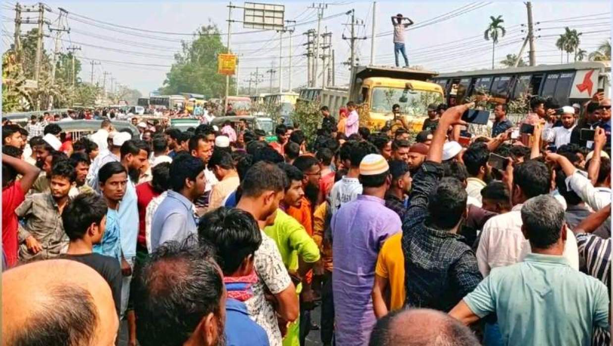 মহাসড়ক অবরোধ করেন সিএনজিচালকরা