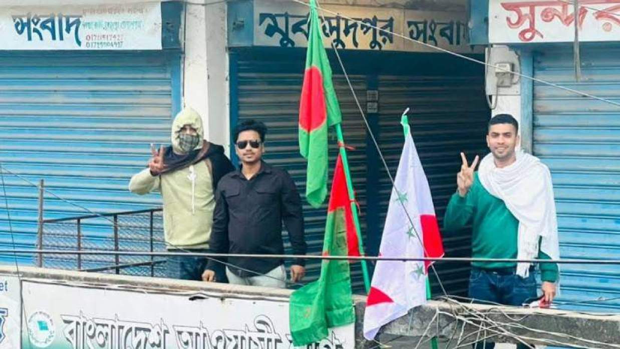 মুকসুদপুরে আওয়ামী লীগ কার্যালয়ে জাতীয় ও দলীয় পতাকা ওড়ালেন নেতাকর্মীরা