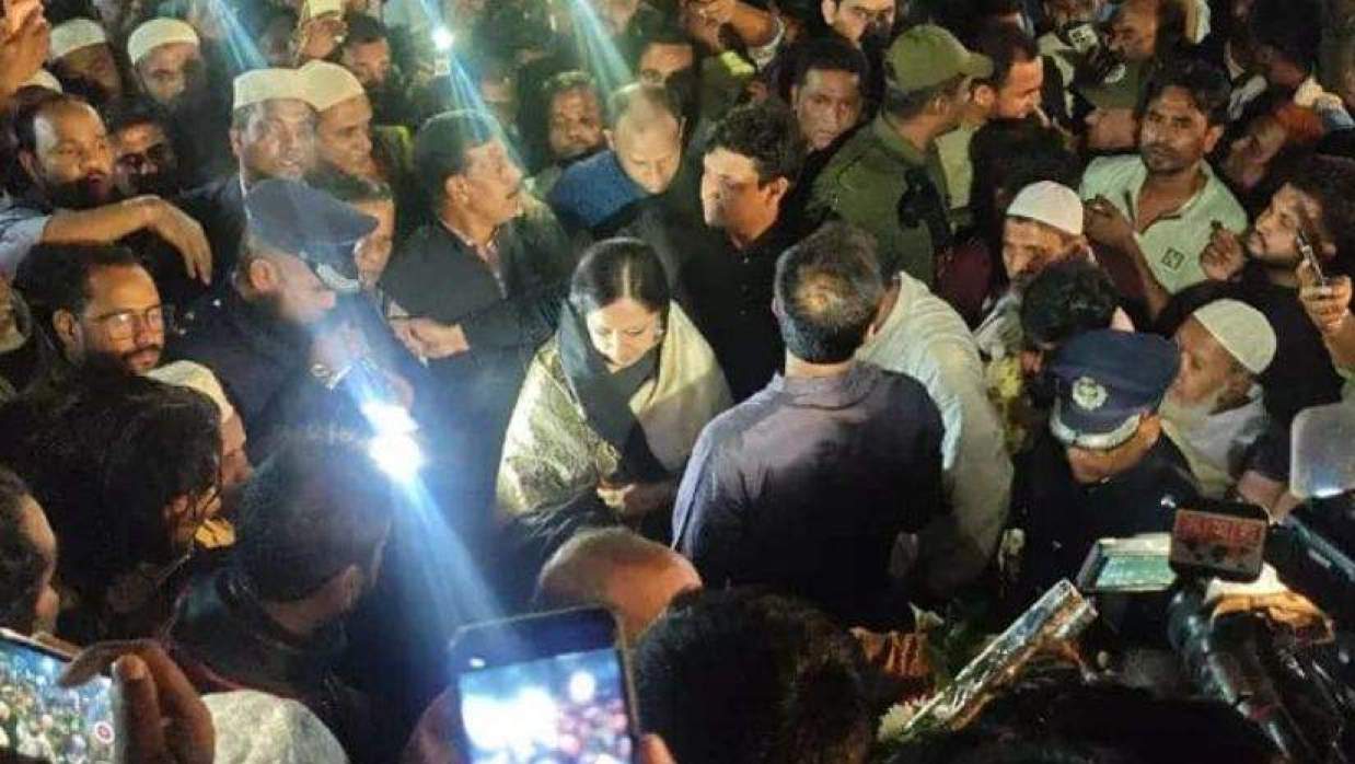 রুমিন ফারহানাকে শহীদ মিনারে শ্রদ্ধা নিবেদনে বাধা, ১৫০ জনের বিরুদ্ধে মামলা