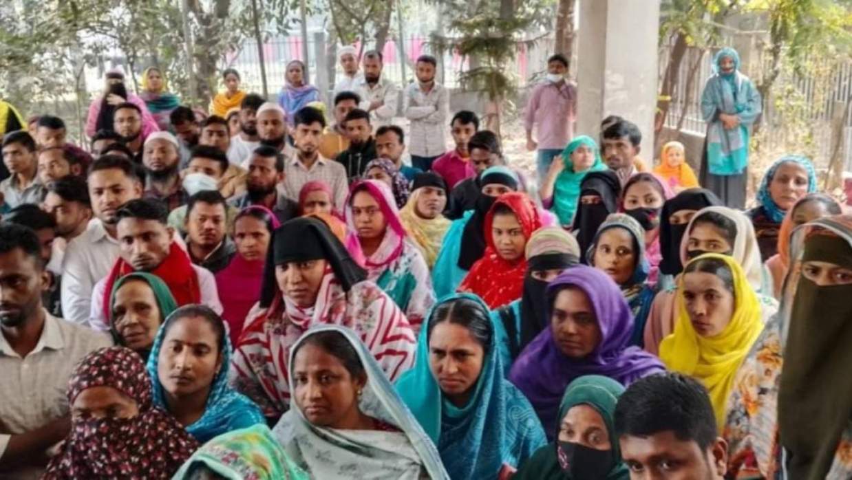 টঙ্গীতে বেতন বকেয়া বেতন পেতে পোশাক শ্রমিকদের বিক্ষোভ