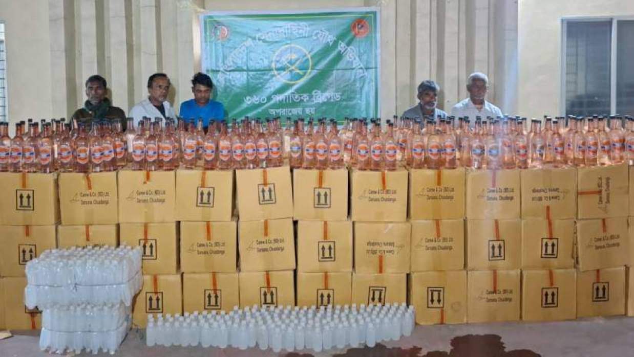 দেশি মদসহ আটক পাঁচজন