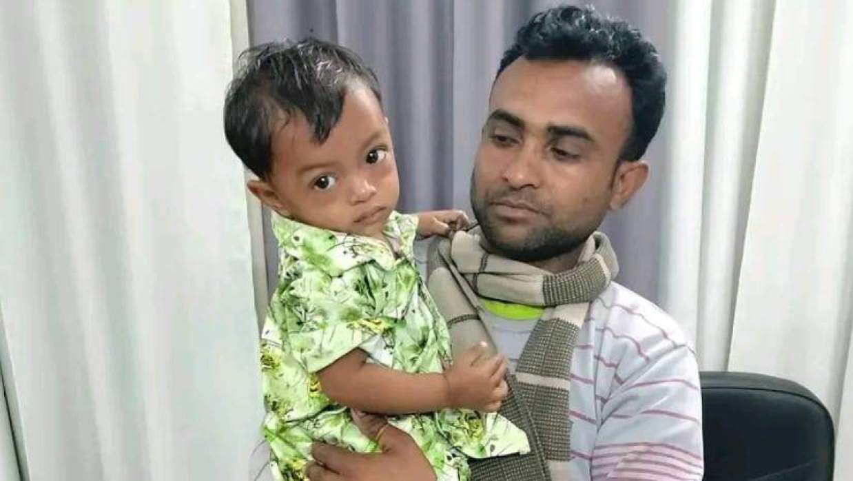 বাবার কোলে শিশু মো. মিহির