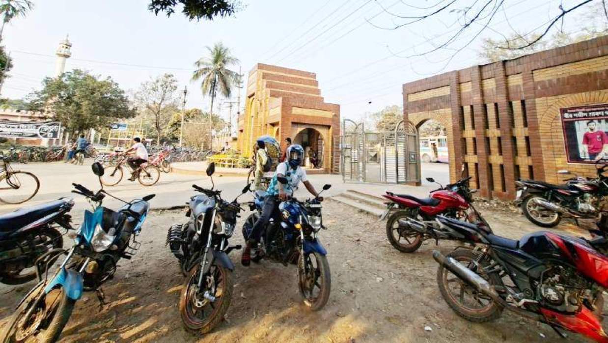 ঢাকা-আরিচা মহাসড়ক-সংলগ্ন জাবির প্রধান ফটকের পাশে পার্কিং করে রাখা হয়েছে মোটরসাইকেল