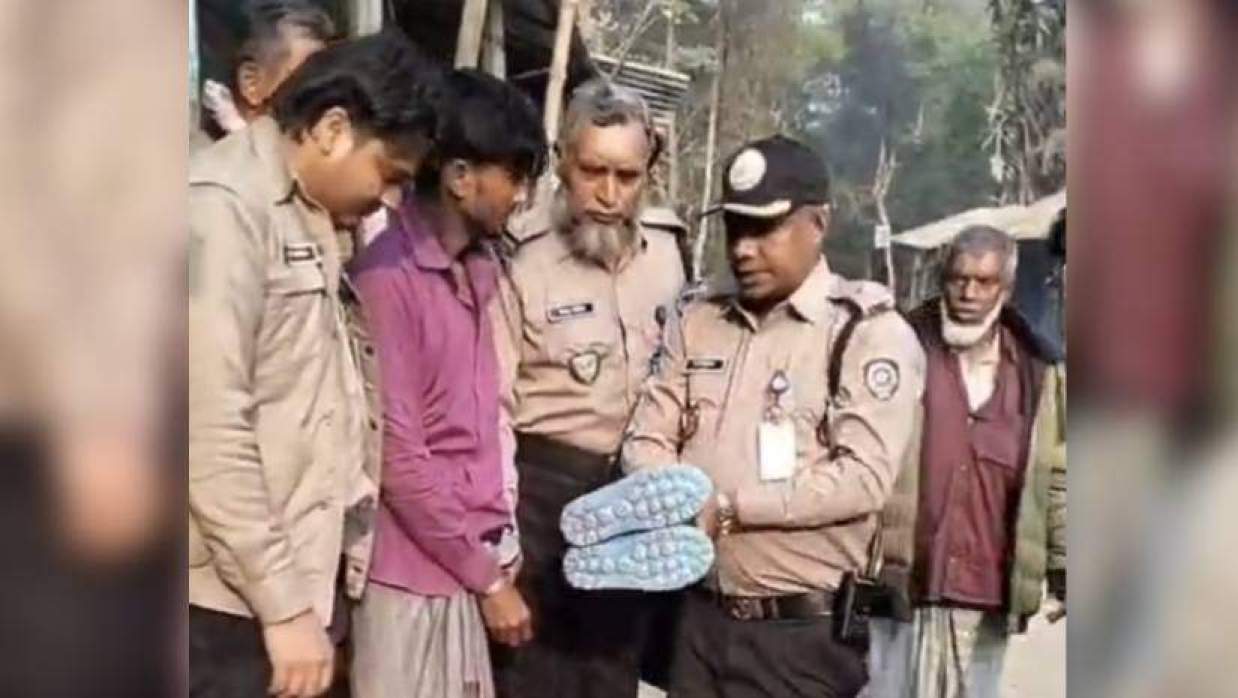 প্লাস্টিকের জুতার ভেতরে বিশেষ কৌশলে লুকিয়ে রাখা ২ হাজার ৯৭০টি ইয়াবা বড়িসহ আটক মাদক কারবারি