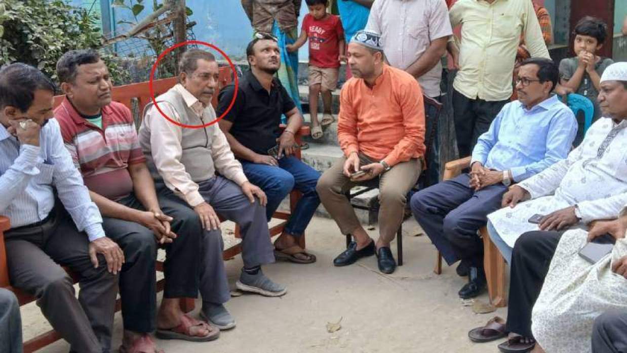 ভুক্তভোগী বৃন্দাবন মৈত্রর (গোল চিহ্নিত) বাড়িতে গিয়ে কথা বলেন পাবনা-৫ আসনের এমপি শিমুল বিশ্বাস