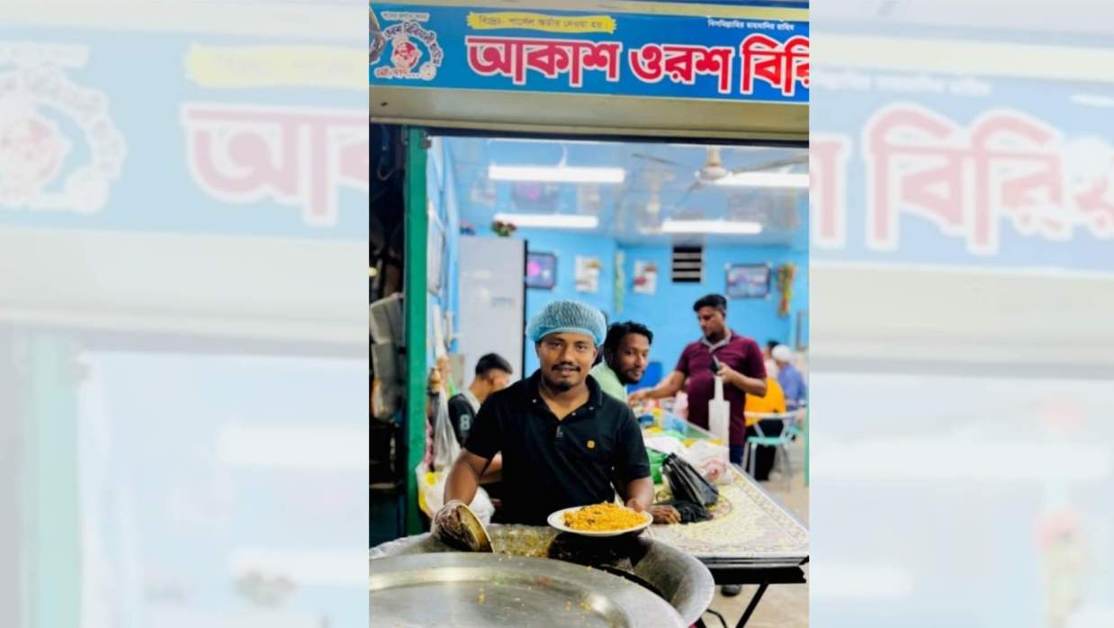 বিরিয়ানি ভর্তি প্লেট হাতে বিক্রেতা। শুক্রবার সন্ধ্যা সাড়ে ৭টার দিকে মইজ্জ্যারটেক এলাকায়