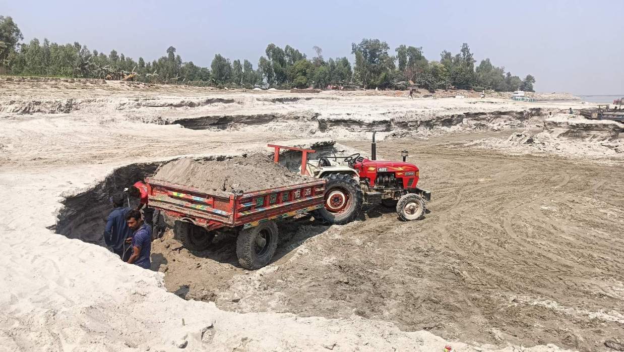 ব্রহ্মপুত্রের তীর কেটে মাটির ব্যবসা, ঝুঁকিতে ‘ডানতীর রক্ষা প্রকল্প’