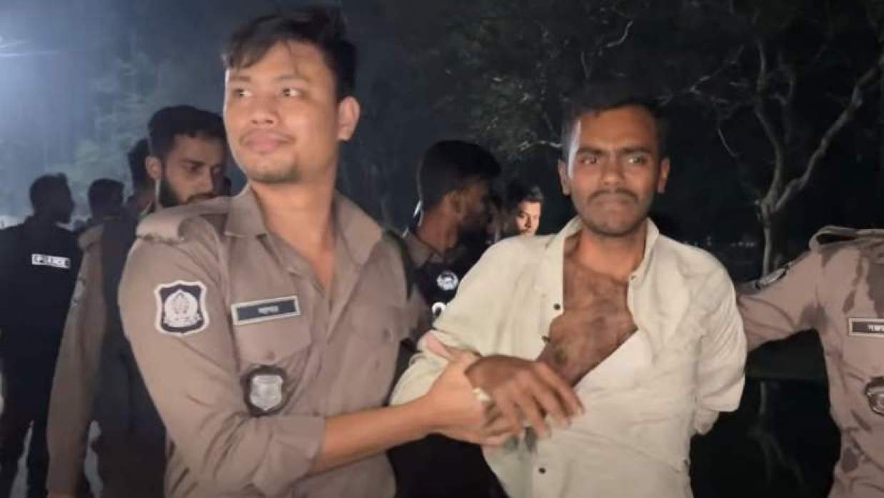 অভিযানের সময় পুলিশের ওপর চাকু নিয়ে হামলা, ঢাবি শিক্ষার্থী আটক