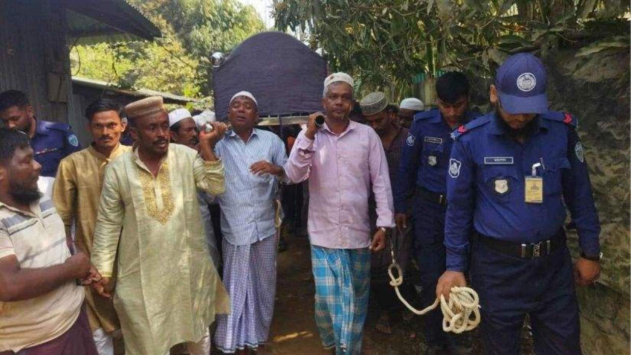 হাতকড়া পরে জানাজায় দুই ভাই