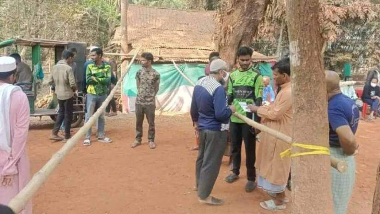 বাঁশের প্রতিবন্ধকতা দিয়ে স্থানীয়দের সড়ক অবরোধ