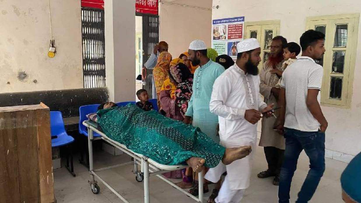 কলারোয়া উপজেলা স্বাস্থ্য কমপ্লেক্সে নিহত ইব্রাহিম হোসেনের লাশ