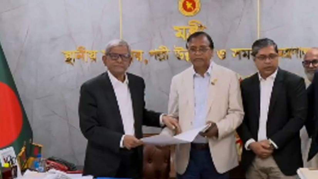 সচিবালয়ে ৬ সিটি করপোরেশনের নতুন প্রশাসকদের দায়িত্ব গ্রহণ অনুষ্ঠানে স্থানীয় সরকার, পল্লী উন্নয়ন ও সমবায়মন্ত্রী মির্জা ফখরুল ইসলাম আলমগীর