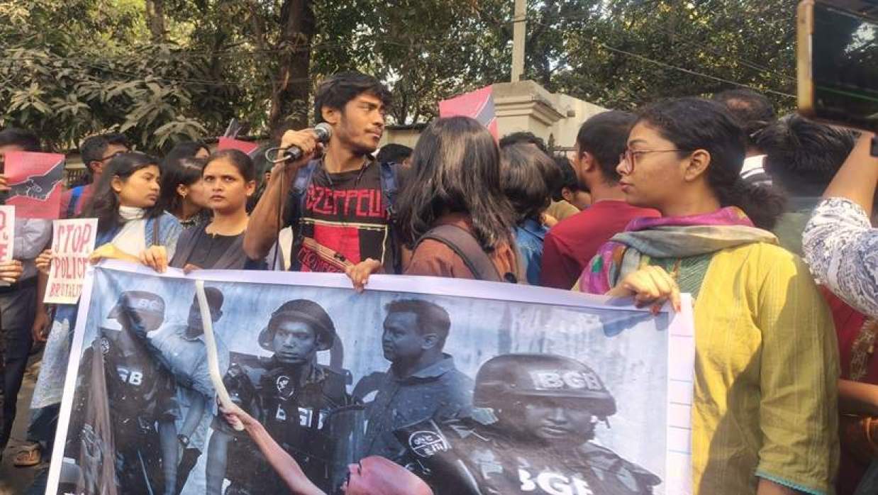 শাহবাগ থানার সামনে অবস্থান নিয়ে আন্দোলন করছেন ঢাবি শিক্ষার্থীরা