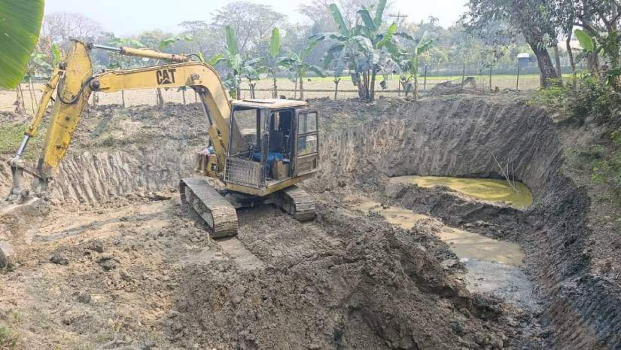 এক্সকাভেটর দিয়ে খনন করা হচ্ছে পুকুর