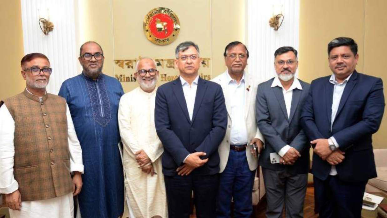 স্বরাষ্ট্রমন্ত্রীর দপ্তরে নবনিযুক্ত ছয় সিটির প্রশাসকরা