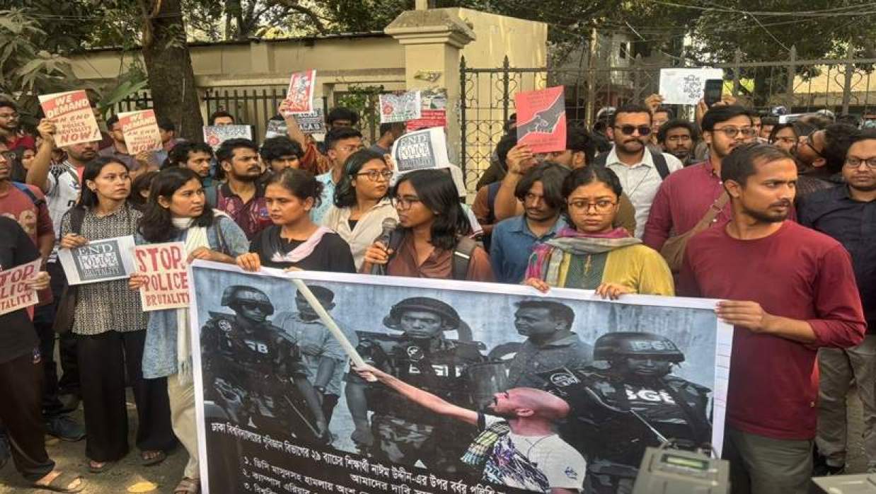 শাহবাগ থানার সামনে ঢাবি শিক্ষার্থীদের বিক্ষোভ