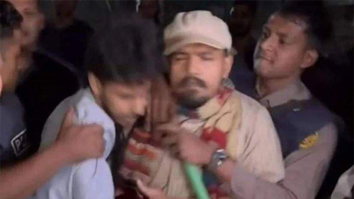 ঢাবি শিক্ষার্থীকে পুলিশের মারধর