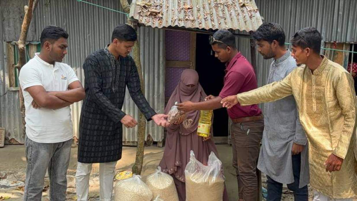 ডেইলি ক্যাম্পাসে সংবাদ প্রকাশের পর চরফ্যাশনের অসহায় চার নারীর পাশে দাঁড়াল নির্ভর ফাউন্ডেশন