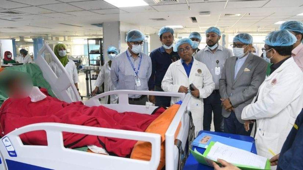 গ্যাস বিস্ফোরণে দগ্ধদের দেখতে বার্ন ইনস্টিটিউটে স্বাস্থ্যমন্ত্রী