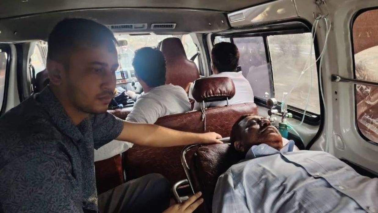 আহত সংসদ সদস্য নুরুল আমিনকে হাসপাতালে নেওয়া হচ্ছে