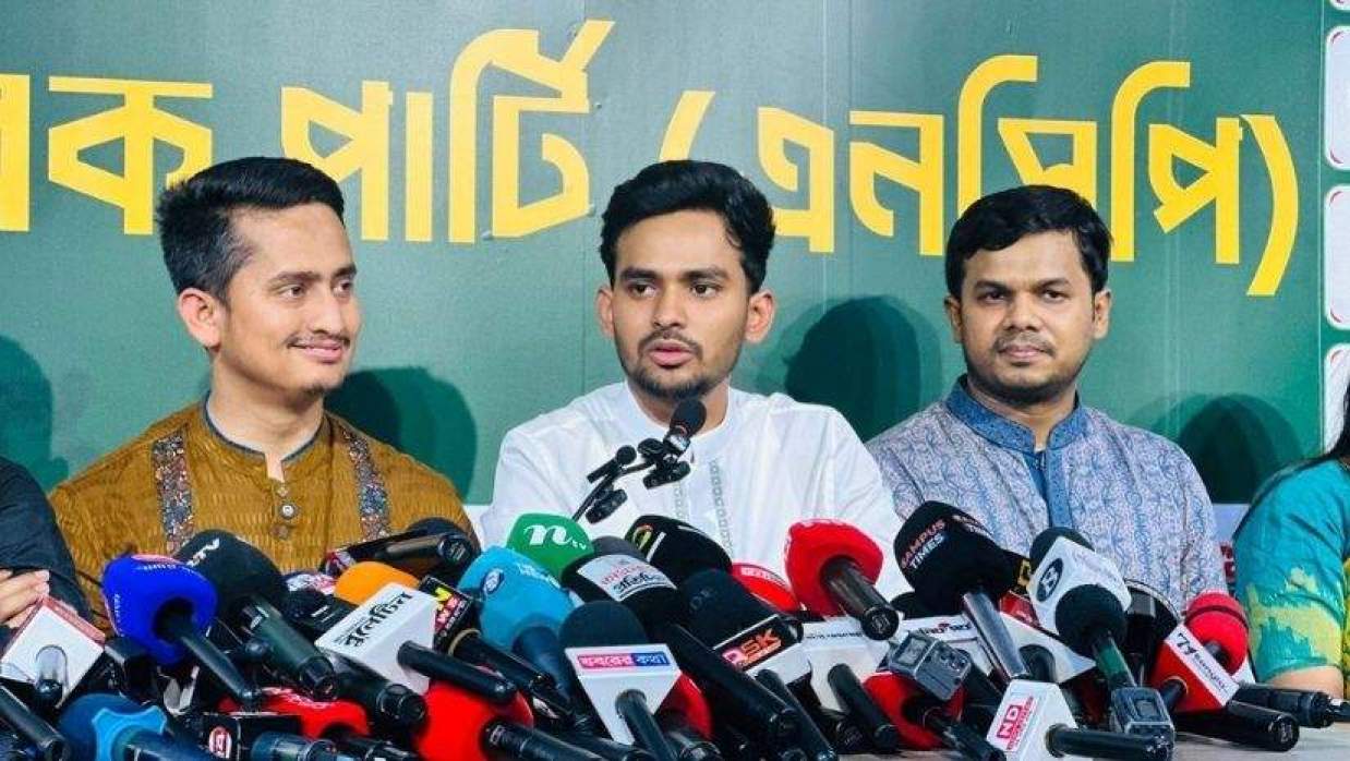 এনসিপির কার্যালয়ে সংবাদ সম্মেলনে দলটির নেতারা