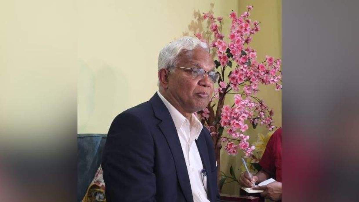 ধানমন্ডিতে সাংবাদিকদের সঙ্গে কথা বলছেন ডা. এজেডএম জাহিদ হোসেন