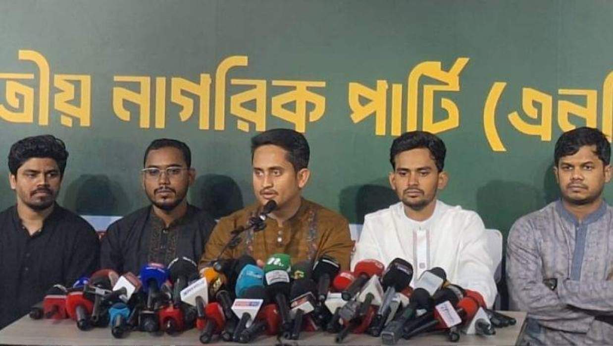 জাতীয় নাগরিক পার্টির (এনসিপি) সংবাদ সম্মেলনে কথা বলছেন সারজিস আলম