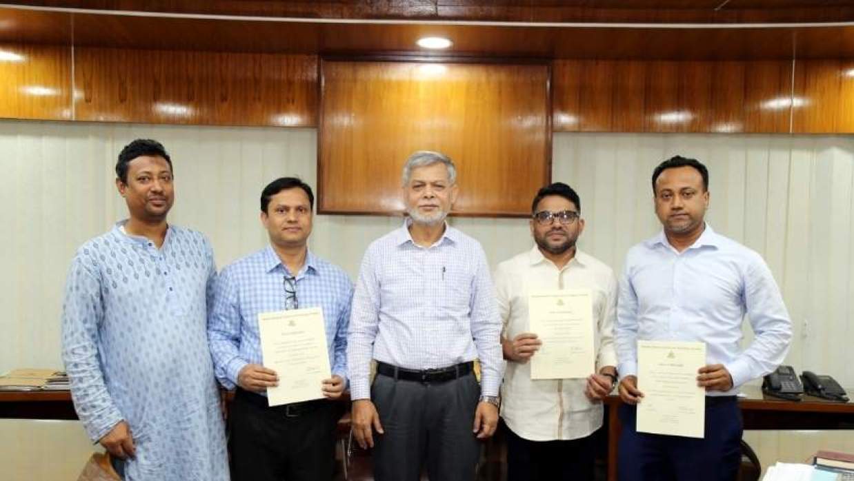 উপাচার্যের সাথে পিএইচডি ডিগ্রি প্রাপ্ত তিন গবেষক 