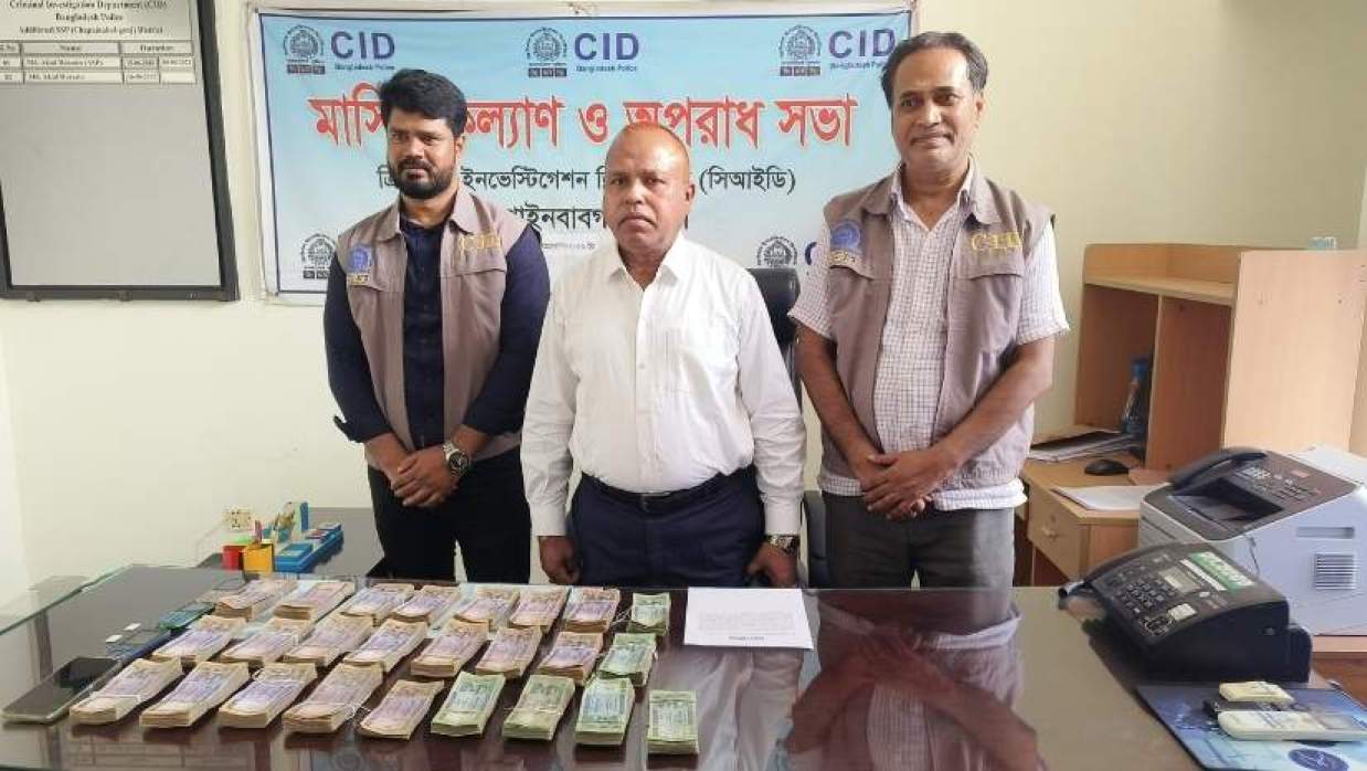  কণ্ঠস্বর নকল করে প্রতারণা, ২১ লাখ টাকাসহ গ্রেপ্তার দুই