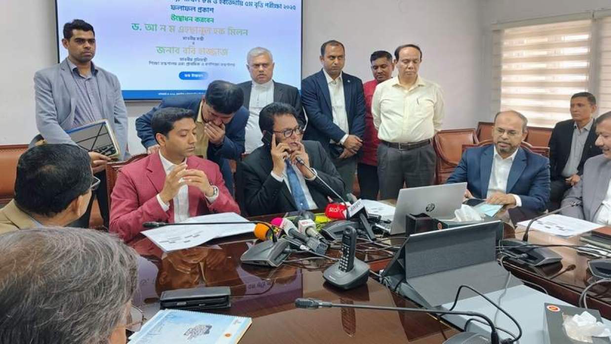 সচিবালয়ে শিক্ষামন্ত্রী আ ন ম এহছানুল হক মিলন জুনিয়র বৃত্তির ফলাফল প্রকাশ করার জন্য অনুষ্ঠানে উপস্থিত হয়েছেন