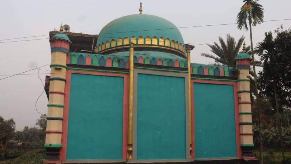 দৃষ্টিনন্দন এক গম্বুজাকার মসজিদ