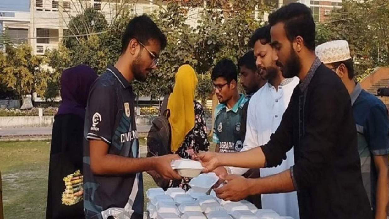 ছাত্রদল কর্মীর উদ্যোগে বিশ টাকায় দশ আইটেমের ইফতার