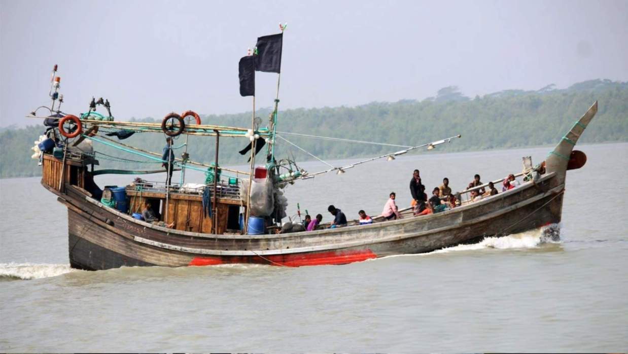 বঙ্গোপসাগরে জলদস্যুর হামলায় মাঝি গুলিবিদ্ধ, আহত ১১