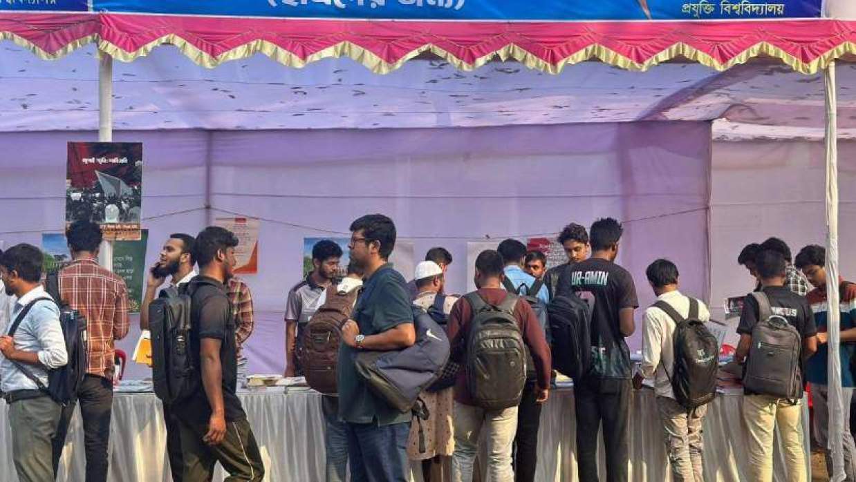 বিশ্ববিদ্যালয়ের অর্জুনতলার পাশে বসেছে প্রকাশনা উৎসবের স্টল