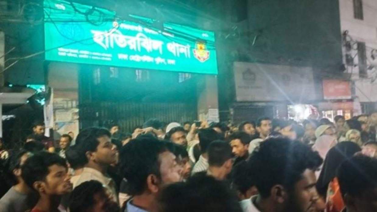 নির্মাণাধীন ভবনের লিফটের গর্তে শিশুর লাশ, ‘ধর্ষণের পর হত্যা’র অভিযোগে থানা ঘেরাও