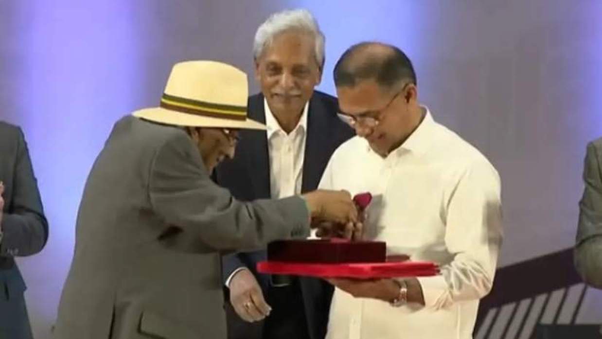 একুশে পদক মঞ্চে প্রধানমন্ত্রীকে লাল গোলাপ দিলেন শফিক রেহমান