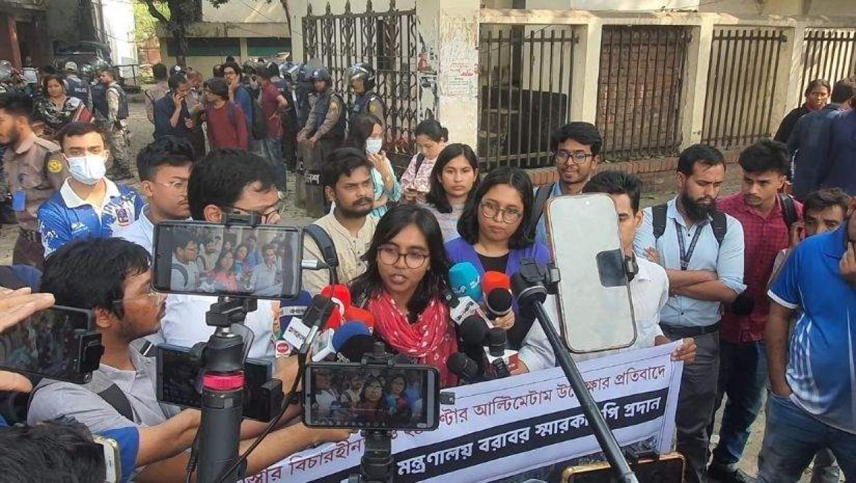 শাহবাগ থানার সামনে ফের বিক্ষোভ ঢাবি শিক্ষার্থীদের 