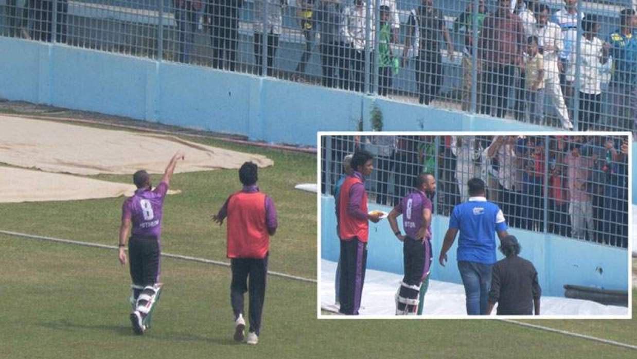 গ্যালারির দিকে তেড়ে যাচ্ছেন মোহাম্মদ মিঠুন 