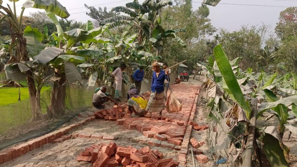 মিঠাপুকুরে এইচবিবি সড়ক নির্মাণে ব্যাপক অনিয়মের অভিযোগ