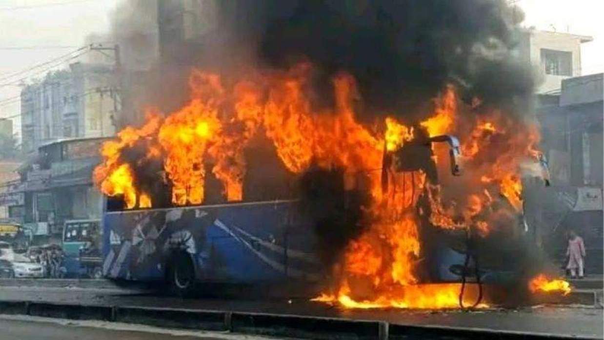 মোটরসাইকেলের সঙ্গে সংঘর্ষে যাত্রীবাহী বাসে আগুন